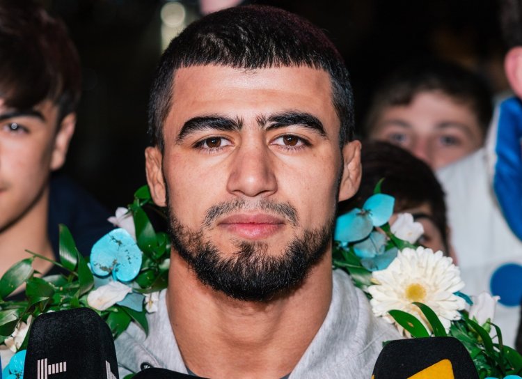 Dünya Güləş Birliyi Həsrəti 12 qat Avropa çempionu ilə müqayisə etdi