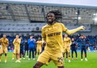  Bir mövsümdə Avropada 2 fərqli turnirin qalibi olan ilk futbolçu