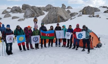   Heydər Əliyev zirvəsinə ənənəvi yürüş baş tutdu