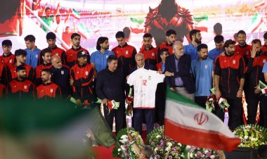 Pezeşkian milli komandanın futbolçuları ilə görüş keçirdi
