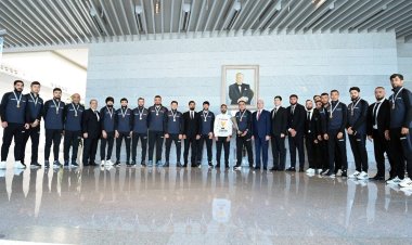 Rövşən Nəcəf çempion olan komandanın üzvləri ilə görüşdü