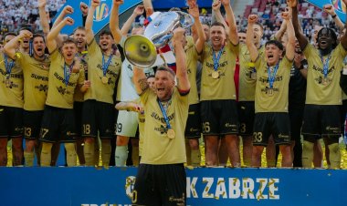 Podolski peşəkar karyerasını tarixi vətəndə kubokla başa vurdu
