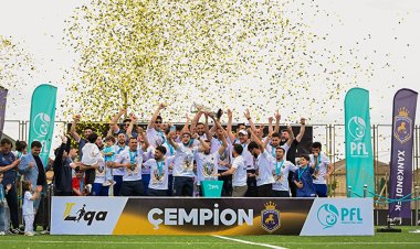 Çempion olan "Xankəndi"yə kubok və qızıl medallar təqdim edildi