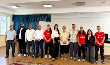   Azərbaycan millisinin baş məşqçisi məktəblilərlə görüş keçirtdi