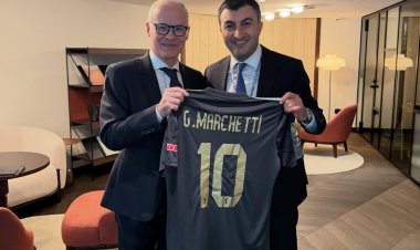 "Qarabağ"ın prezidenti UEFA-nın rəsmisinə forma hədiyyə göndərdi