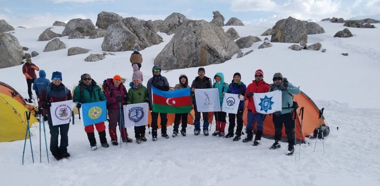   Heydər Əliyev zirvəsinə ənənəvi yürüş baş tutdu