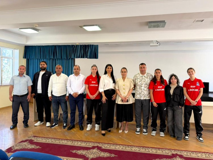 Azərbaycan millisinin baş məşqçisi məktəblilərlə görüş keçirdi - FOTO
