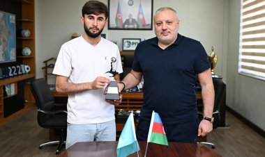  Elçin Qasımov mükafatlandırıldı