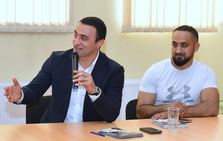 Olimpiya və 2 qat dünya çempionu məktəblilərlə görüşdü - FOTOLAR