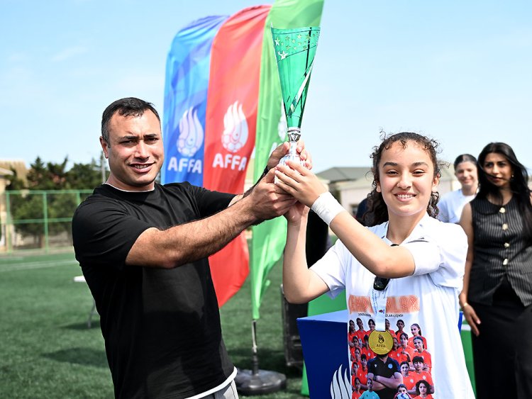Yığmamızın baş məşqçisi çempionları mükafatlandırdı