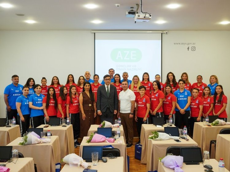 Azərbaycan millisinin futbolçuları Fərid Qayıbovla görüşdülər