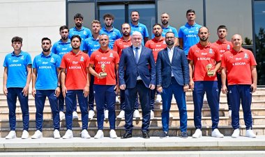 Cahangi Fərəcullayev B Liqasının qalibi olan milli üzvlərilə görüşdü 