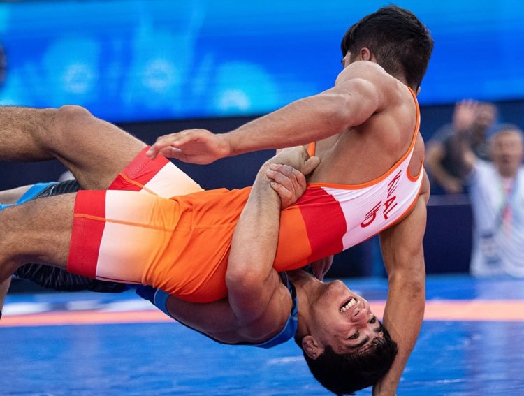 Bu gün 4 güləşçimiz DÇ-də medallar uğrunda yarışacaq