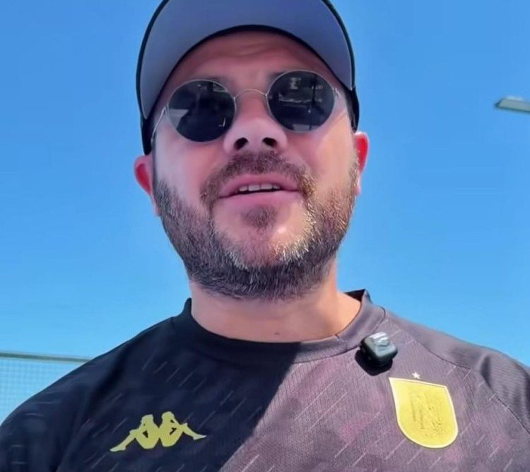 Emin “Neftçi” forması ilə paylaşım etdi: "Yeni qələbələr gözləyirik"