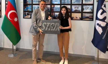 Federasiya prezidenti dünya çempionuna kompüter bağışladı