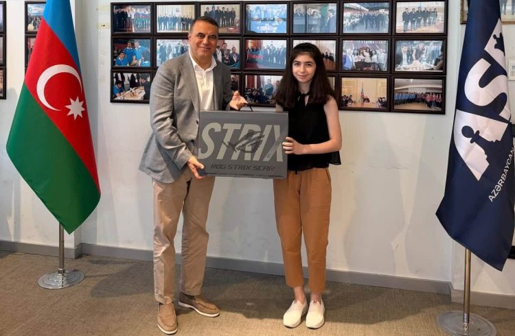  Federasiya prezidenti dünya çempionuna kompüter bağışladı