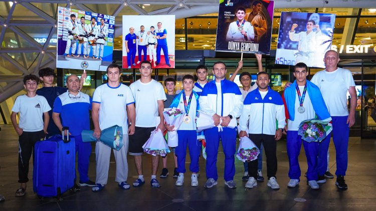 DÇ-də qızıl və gümüş medallar qazanan milli Vətənə döndü - FOTO