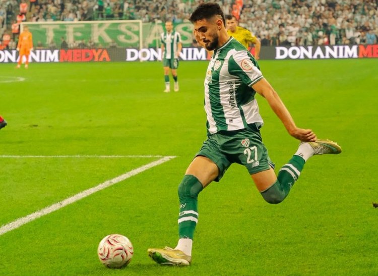 "Toral son dəqiqələrdə oynadı, "Bursaspor" zirvədə yerini qorudu 