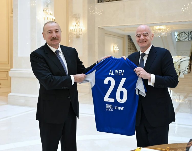 FİFA prezidenti İlham Əliyevə xüsusi hədiyyə təqdim etdi 