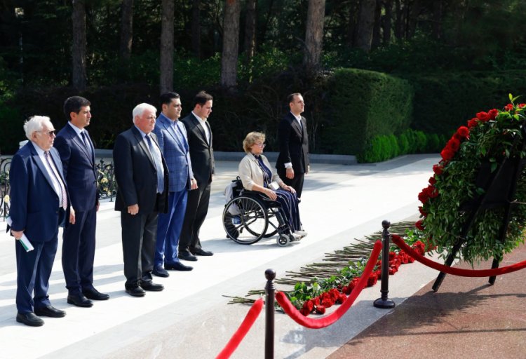  Xarici qonaqlar Fəxri xiyabanı və Şəhidlər xiyabanını ziyarət etdilər